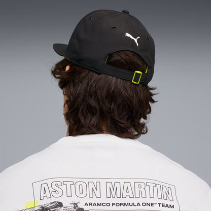 Modelo usando jockey PUMA Aston Martin F1 negro, vista posterior con logo PUMA y cierre ajustable