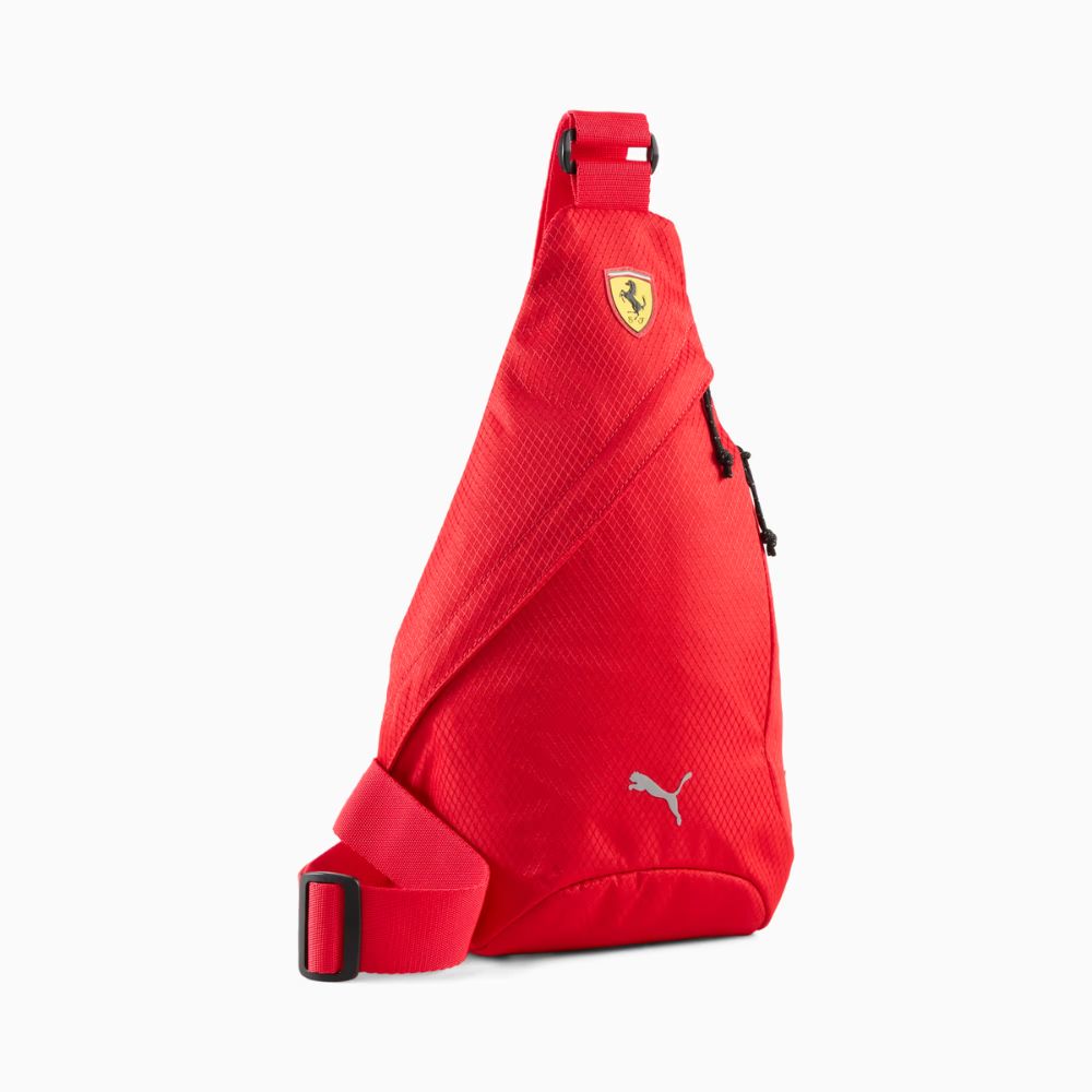 Mochila bandolera Puma Scuderia Ferrari 3L roja, vista frontal con correa ajustable y logos