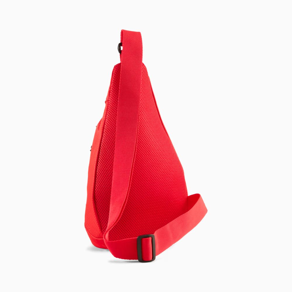 Parte posterior de mochila Puma Scuderia Ferrari roja con panel de malla y correa ajustable