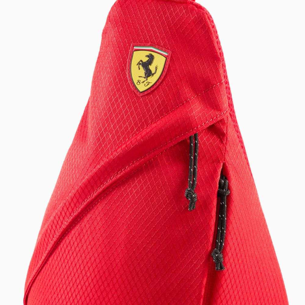 Detalle del escudo Scuderia Ferrari, tejido texturizado y cierres de la mochila roja