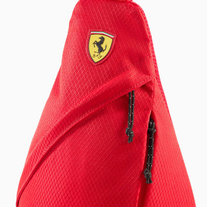 Detalle del escudo Scuderia Ferrari, tejido texturizado y cierres de la mochila roja