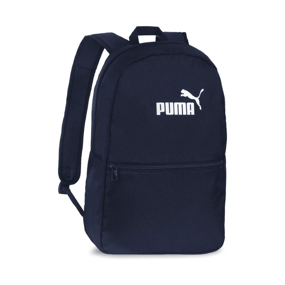 Mochila Puma Catch III 15L azul marino, vista frontal con bolsillo exterior y logotipo blanco