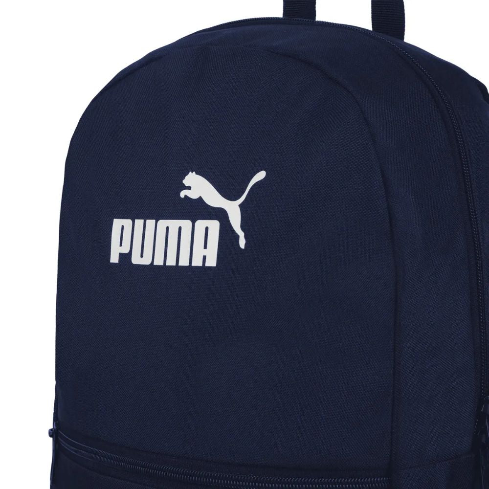 Detalle del logotipo PUMA blanco y bolsillo frontal de la mochila Catch III azul marino