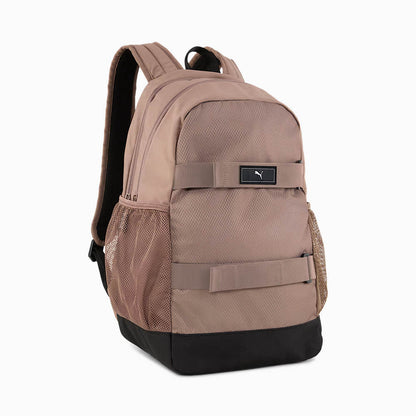 Mochila Puma Deck Taupe 091320-03, vista frontal en ángulo