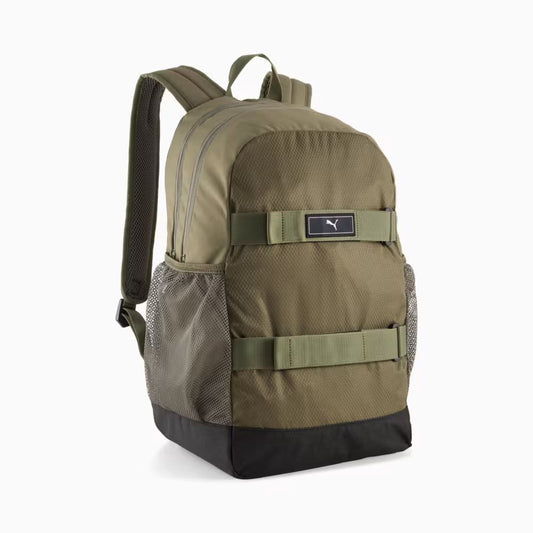 Mochila Puma Deck 29L verde Loden, vista frontal en ángulo con bolsillos laterales de malla