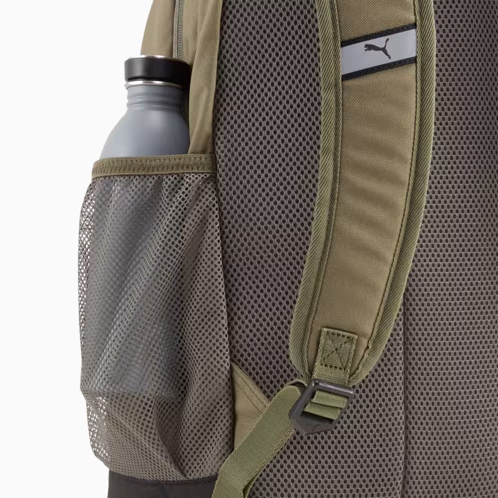 Detalle del bolsillo lateral de malla y correa de la mochila Puma Deck verde Loden