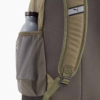 Detalle del bolsillo lateral de malla y correa de la mochila Puma Deck verde Loden