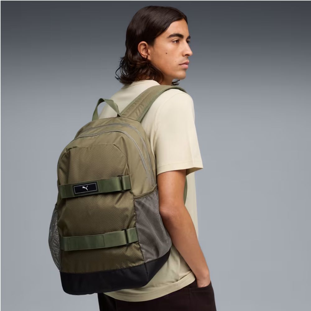 Persona usando mochila Puma Deck 29L verde Loden, vista posterior