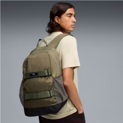 Persona usando mochila Puma Deck 29L verde Loden, vista posterior