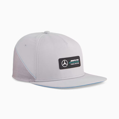 Jockey snapback Puma Mercedes-amg Petronas Plata, vista frontal en ángulo