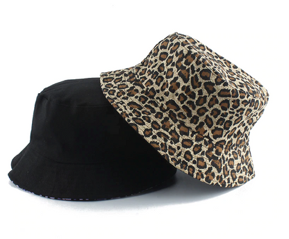 Sombrero bucket La Cap Company Animal Print Claro, vista frontal en ángulo