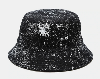 Sombrero bucket La Cap Company Negro Pintas Blancas, vista frontal en ángulo